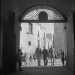 ...lopera del neozelandese ci restituisce anche uno spaccato della citt vecchia.Abbiamo ritratti di soldati nei passeggiano allingresso del Palazzo Arcivescovile, osservati dai bambini del centro storico con un misto di curiosit e ammirazione

(F. Alexander Turnbull Library, Welligton, NZ. Ref. DA-04519-F)
